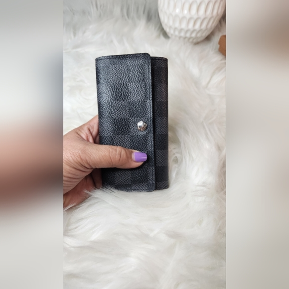 Authentic Louis vuitton graphite key ring holder - Picture 13 of 13